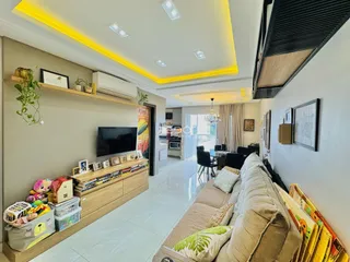 Sala de estar moderna com decoração de madeira e televisão.
