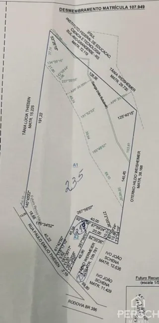 Planta de um imóvel mostrando dimensões e limites de uma propriedade.