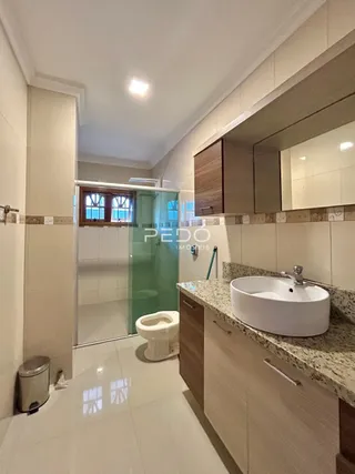 Foto de um banheiro com pia e vaso sanitário em um imóvel.