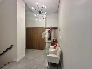 Foto do hall de uma residência em Lajeado, Brasil, mostrando o piso e a parede.