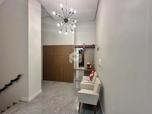 Foto do hall de uma residência em Lajeado, Brasil, mostrando o piso e a parede.