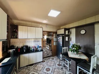 Foto de uma cozinha com armários e piso de cerâmica em Lajeado.