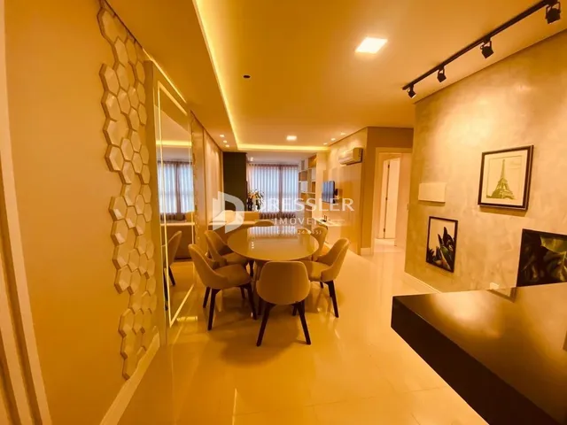 Hall de entrada iluminado de uma residência em Lajeado.