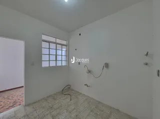 Hall de um imóvel em Lajeado, Brasil com piso de cerâmica e janela.