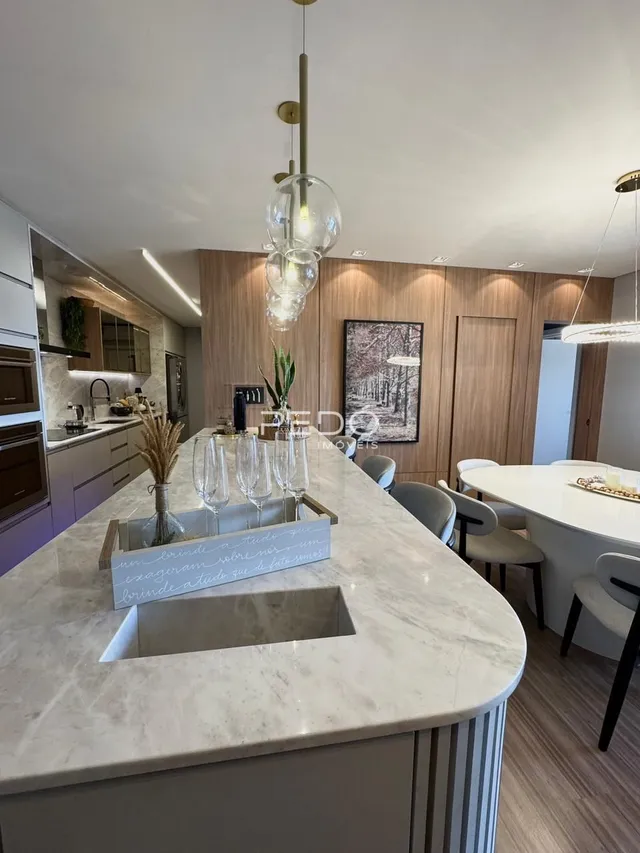 Imagem de uma cozinha moderna com ilha de mármore.