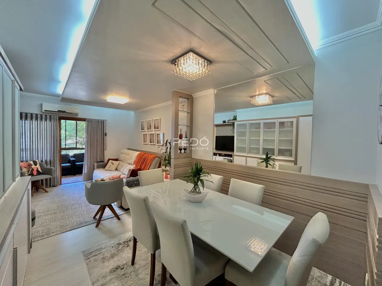 Sala de estar e jantar com decoração clara em imóvel no Brasil.