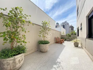 Pátio externo de um imóvel em Lajeado, Brasil, com vegetação e piso claro.