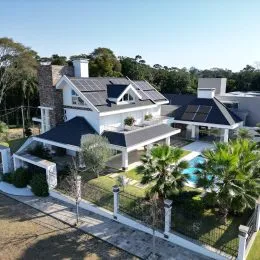 Fachada de uma residência com piscina e jardim em Lajeado, Brasil.