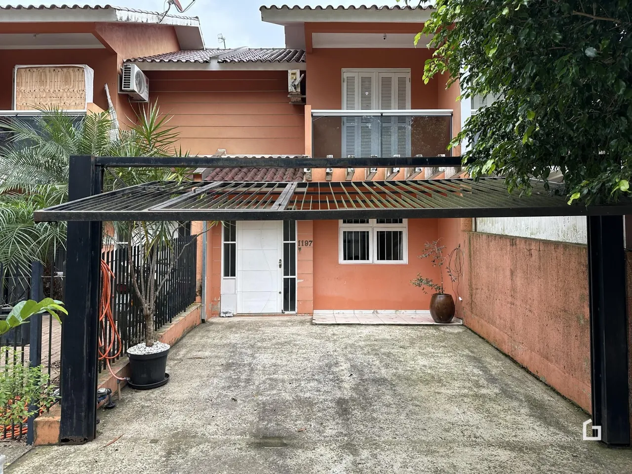 Fachada de uma residência em Lajeado, Brasil, com uma área coberta na frente.