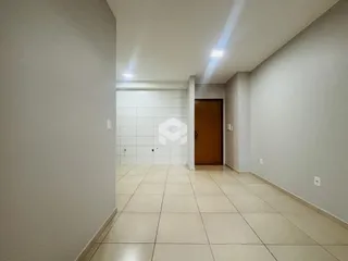 Hall de entrada com piso de cerâmica e paredes claras.