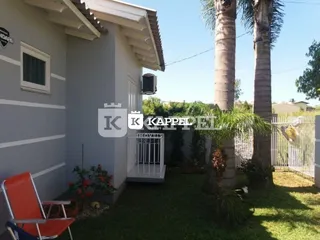 Fachada externa de uma residência em Lajeado, Brasil, com jardim na frente.