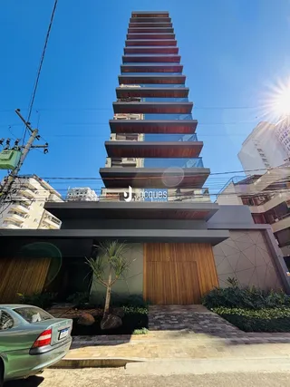 Fachada moderna de um edifício residencial em Lajeado, Brasil.