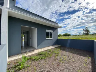 Fachada de uma casa em Lajeado, Brasil, mostrando a entrada e o jardim frontal.