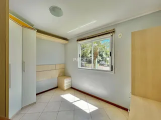 Quarto interno com armários embutidos e janela de vista para o exterior.