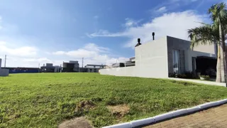 Vista externa de uma residência moderna com jardim verde.