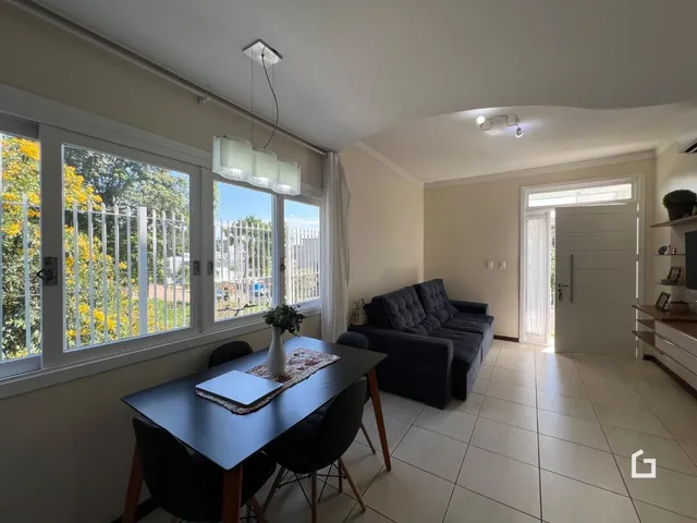 Sala de estar com vista para o jardim através de grandes janelas.