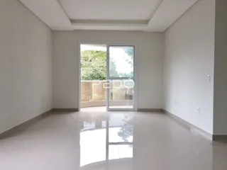 Ambiente interno de uma sala com paredes brancas e piso claro.