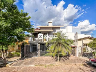 Foto da fachada de uma residência em Lajeado, Brasil, com paisagismo frontal.