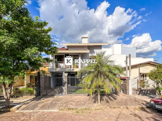 Foto da fachada de uma residência em Lajeado, Brasil, com paisagismo frontal.