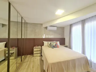 Quarto com cama e janela em um imóvel.