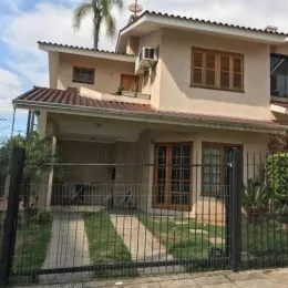 Fachada de uma casa residencial em Lajeado, Brasil, com cerca frontal.