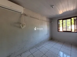 Interior de um cômodo com piso de cerâmica e janela.