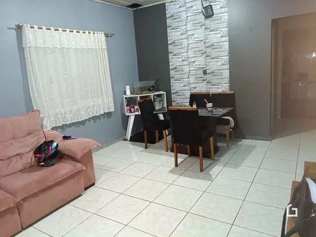 Sala de estar com sofá e área de jantar em um imóvel no Brasil.