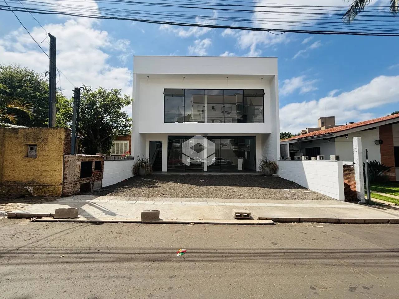 Fachada de uma casa moderna branca em Lajeado, Brasil.