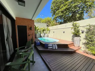 Piscina e deck de madeira com área externa no imóvel.