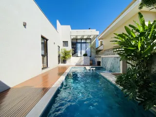 Vista externa de uma casa com piscina e deck em Lajeado.