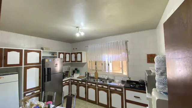 Esta é uma foto de uma cozinha com armários de madeira e bancadas.