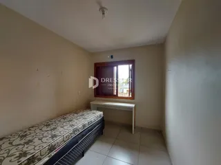 A foto mostra um quarto com cama e janela.
