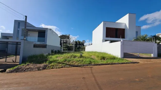 Fachada de uma casa moderna branca em Lajeado, Brasil.