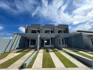 Fachada da casa em Lajeado, Brasil, mostrando a entrada frontal com jardim.