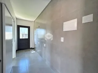 Vista do corredor interno de uma residência.