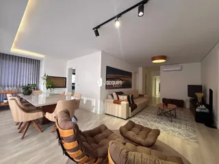Sala de estar de um imóvel em Lajeado, Brasil, com decoração moderna e mobiliário de madeira.