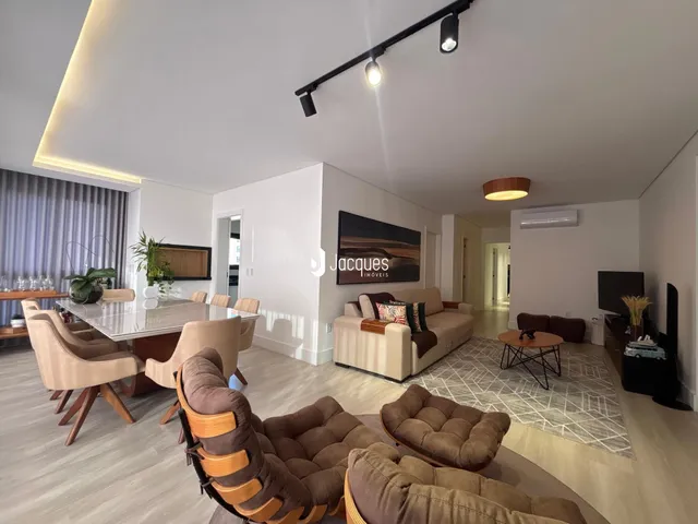 Sala de estar de um imóvel em Lajeado, Brasil, com decoração moderna e mobiliário de madeira.