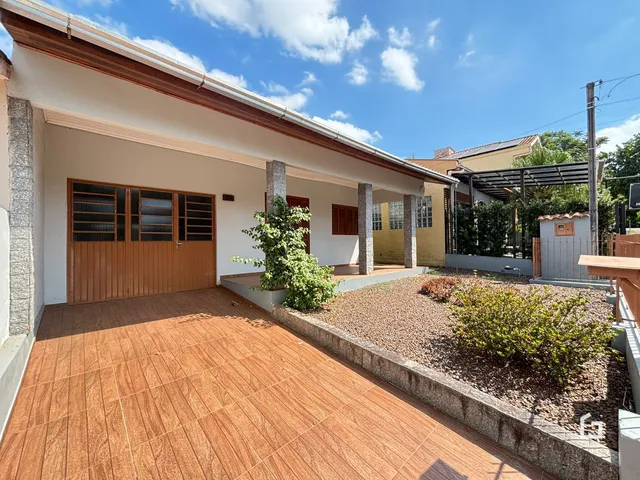 Fachada de uma casa em Lajeado mostrando um pátio e garagem.