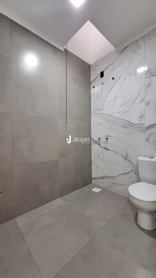 Foto de um banheiro moderno com piso de cerâmica e paredes em tom de cinza.