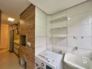 Foto de um banheiro com revestimento de cerâmica e banheira.