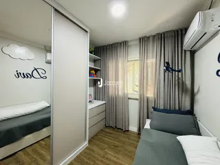 Quarto com cama e armário em um imóvel no Brasil.
