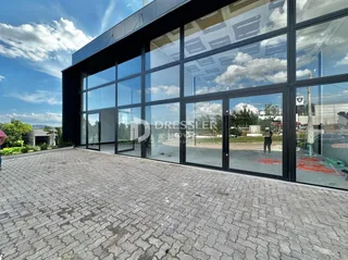 Fachada moderna de um imóvel com grandes janelas de vidro.