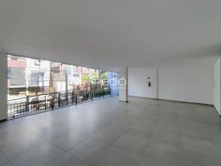 Sala de estar com grande janela e vista para a área externa.
