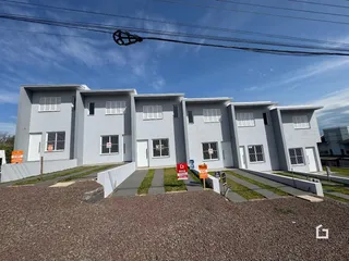 A fachada de um conjunto de casas em Lajeado, Brasil.
