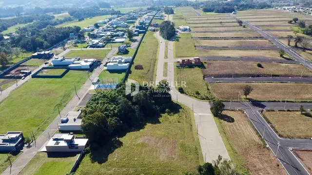 Vista aérea de uma área rural com propriedades e estradas no Brasil.
