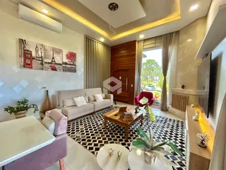 Sala de estar moderna com decoração contemporânea em um imóvel no Brasil.