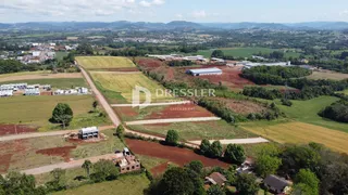 Vista aérea de uma área de terra com campos e vegetação no interior do Brasil.