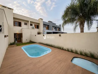 Vista externa de uma residência com piscina e deck.