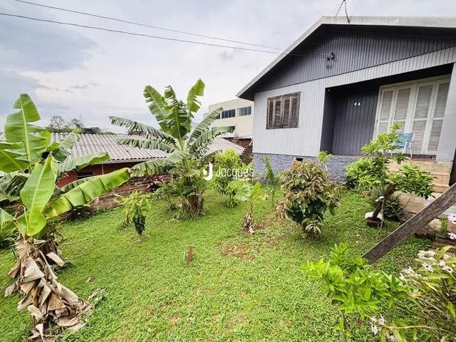 Vista da fachada de uma residência com jardim verde em Lajeado, Brasil.