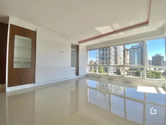 Sala de estar moderna com grandes janelas que oferecem vista para a cidade.